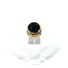 Load image into Gallery viewer, Bague Ronde en Plaqué Or Imprimé Noir / Blanc et Résine Noire Motif Statue Grecque