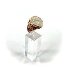 Load image into Gallery viewer, Bague Ronde en Plaqué Or Imprimé Motif Léopard et Résine Champagne Motif Statue Grecque