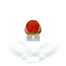 Load image into Gallery viewer, Bague Ronde en Plexiglas Tortoise et Résine Orange Motif Statue Grecque