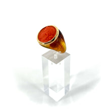 Load image into Gallery viewer, Bague Ronde en Plexiglas Tortoise et Résine Orange Motif Statue Grecque