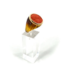 Load image into Gallery viewer, Bague Ronde en Plexiglas Tortoise et Résine Orange Motif Statue Grecque