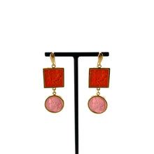Load image into Gallery viewer, Boucles d'Oreilles en Plaqué Or et Résine Orange et Rose Poudré