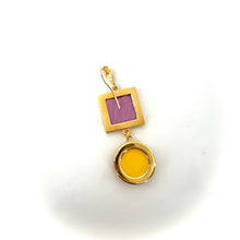Load image into Gallery viewer, Boucles d'Oreilles en Plaqué Or et Résine Violet et Jaune