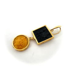Load image into Gallery viewer, Boucles d'Oreilles en Plaqué Or et Résine Gold et Noir