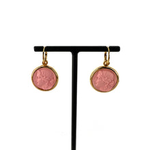 Load image into Gallery viewer, Boucles d'Oreilles Réversibles en Plaqué Or Orange / Rose Motif Statue Grecque
