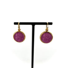 Load image into Gallery viewer, Boucles d'Oreilles Réversibles en Plaqué Or et Résine Jaune / Violet Motif Statue Grecque