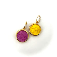 Load image into Gallery viewer, Boucles d'Oreilles Réversibles en Plaqué Or et Résine Jaune / Violet Motif Statue Grecque