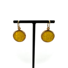 Load image into Gallery viewer, Boucles d'Oreilles Réversibles en Plaqué Or et Résine Jaune / Violet Motif Statue Grecque