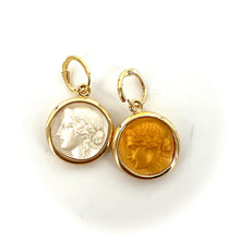 Load image into Gallery viewer, Boucles d'Oreilles Réversibles en Plaqué Or et Résine Gold / Champagne Motif Statue Grecque