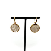 Load image into Gallery viewer, Boucles d'Oreilles Réversibles en Plaqué Or et Résine Gold / Champagne Motif Statue Grecque