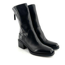 Charger l'image dans la galerie, Boots Talon Trotteur Zippé Arrière Tige Haute et Ajustée en Cuir Noir