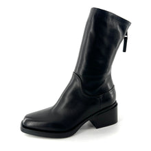 Charger l'image dans la galerie, Boots Talon Trotteur Zippé Arrière Tige Haute et Ajustée en Cuir Noir