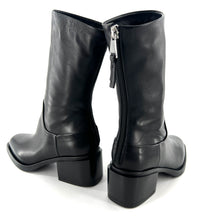 Charger l'image dans la galerie, Boots Talon Trotteur Zippé Arrière Tige Haute et Ajustée en Cuir Noir
