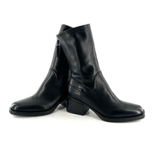Charger l'image dans la galerie, Boots Talon Trotteur Zippé Arrière Tige Haute et Ajustée en Cuir Noir