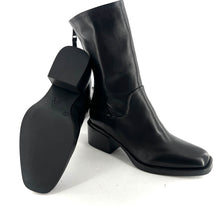 Charger l'image dans la galerie, Boots Talon Trotteur Zippé Arrière Tige Haute et Ajustée en Cuir Noir
