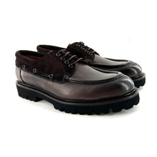 Load image into Gallery viewer, Chaussure Bâteau Semelle Crantée en Cuir Grainé et Croûte Marron Foncé