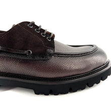 Load image into Gallery viewer, Chaussure Bâteau Semelle Crantée en Cuir Grainé et Croûte Marron Foncé