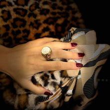 Load image into Gallery viewer, Bague Ronde en Plaqué Or Imprimé Motif Léopard et Résine Champagne Motif Statue Grecque