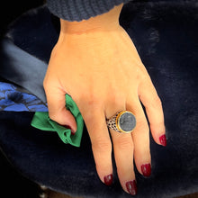 Load image into Gallery viewer, Bague Ronde en Plaqué Or Imprimé Noir / Blanc et Résine Noire Motif Statue Grecque