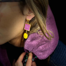 Load image into Gallery viewer, Boucles d'Oreilles en Plaqué Or et Résine Violet et Jaune