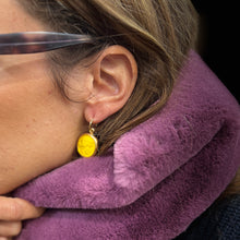 Load image into Gallery viewer, Boucles d'Oreilles Réversibles en Plaqué Or et Résine Jaune / Violet Motif Statue Grecque