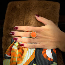 Load image into Gallery viewer, Bague Ronde en Plexiglas Tortoise et Résine Orange Motif Statue Grecque