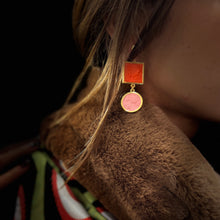 Load image into Gallery viewer, Boucles d'Oreilles en Plaqué Or et Résine Orange et Rose Poudré