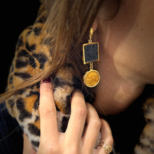Load image into Gallery viewer, Boucles d'Oreilles en Plaqué Or et Résine Gold et Noir