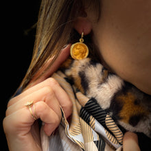 Load image into Gallery viewer, Boucles d'Oreilles Réversibles en Plaqué Or et Résine Gold / Champagne Motif Statue Grecque