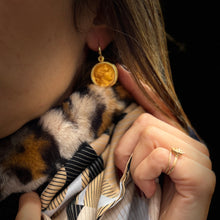 Load image into Gallery viewer, Boucles d'Oreilles Réversibles en Plaqué Or et Résine Gold / Noir Motif Statue Grecque