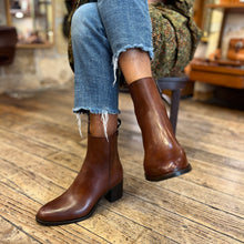 Charger l'image dans la galerie, Boots Talon Trotteur Zippé Intérieur en Cuir Cognac