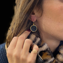 Load image into Gallery viewer, Boucles d'Oreilles Réversibles en Plaqué Or et Résine Gold / Noir Motif Statue Grecque