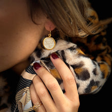 Load image into Gallery viewer, Boucles d'Oreilles Réversibles en Plaqué Or et Résine Gold / Champagne Motif Statue Grecque