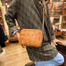 Charger l'image dans la galerie, Sac Bandoulière en Cuir Tressé Camel