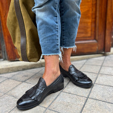 Load image into Gallery viewer, Mocassin Frangé en Cuir Ébano
