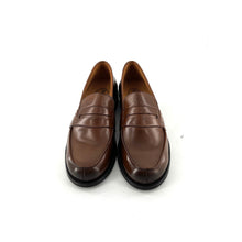 Load image into Gallery viewer, Élégant Mocassin en Cuir Camel