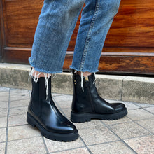 Load image into Gallery viewer, Boots Semelle Crantée JOYCE en Cuir Glacé Noir