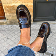 Load image into Gallery viewer, Mocassin Fine Semelle Crantée en Cuir Glacé Marron/ Bordeaux
