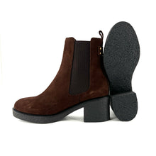 Load image into Gallery viewer, Boots Talon Trotteur GIULIA en Daim Marron Foncé