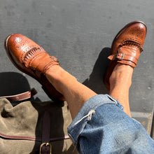 Charger l'image dans la galerie, Chaussure à Boucle Bout Fleuri Patte Frangée Bi-Matière Camel