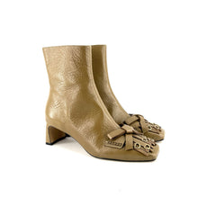 Load image into Gallery viewer, Boots Talon Patte Frangée Accessoires Dorés en Cuir Vert Tilleul