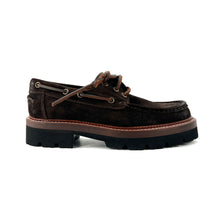Load image into Gallery viewer, Chaussure Bateau Semelle Crantée en Daim Marron Foncé