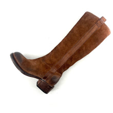 Load image into Gallery viewer, Botte Tige Droite Talon Trotteur en Croûte Taupe