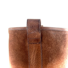 Load image into Gallery viewer, Botte Tige Droite Talon Trotteur en Croûte Taupe