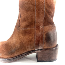 Load image into Gallery viewer, Botte Tige Droite Talon Trotteur en Croûte Taupe