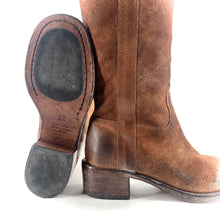 Load image into Gallery viewer, Botte Tige Droite Talon Trotteur en Croûte Taupe