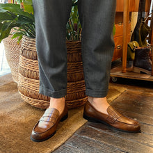 Load image into Gallery viewer, Élégant Mocassin en Cuir Camel