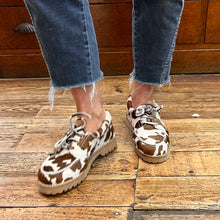 Charger l'image dans la galerie, Chaussure Bateau ALVINA Semelle Crantée en Poulain Imprimé Vache