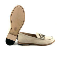 Charger l'image dans la galerie, Mocassin à Pompons en Nubuck Craie