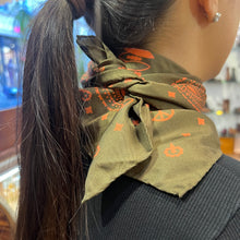 Charger l'image dans la galerie, Bandana de Soie Olive / Paprika